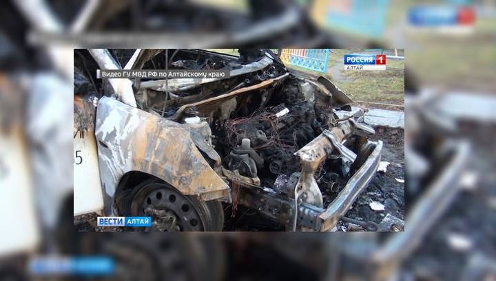 Возгорание шести автомобилей в Бийске: полиция проверяет камеры наблюдения