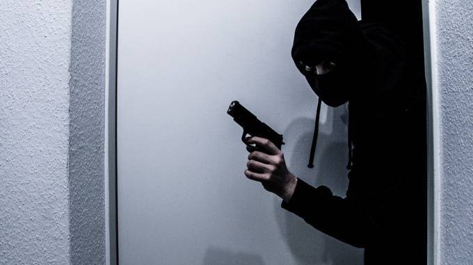 Петербургские полицейские разыскивают грабителя в чёрной маске и с пистолетом&nbsp;