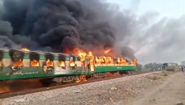 В Пакистане из-за пожара в поезде погибли более 60 человек