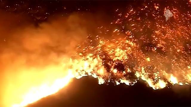 Калифорния в огне: лесные пожары подбираются к Лос-Анджелесу