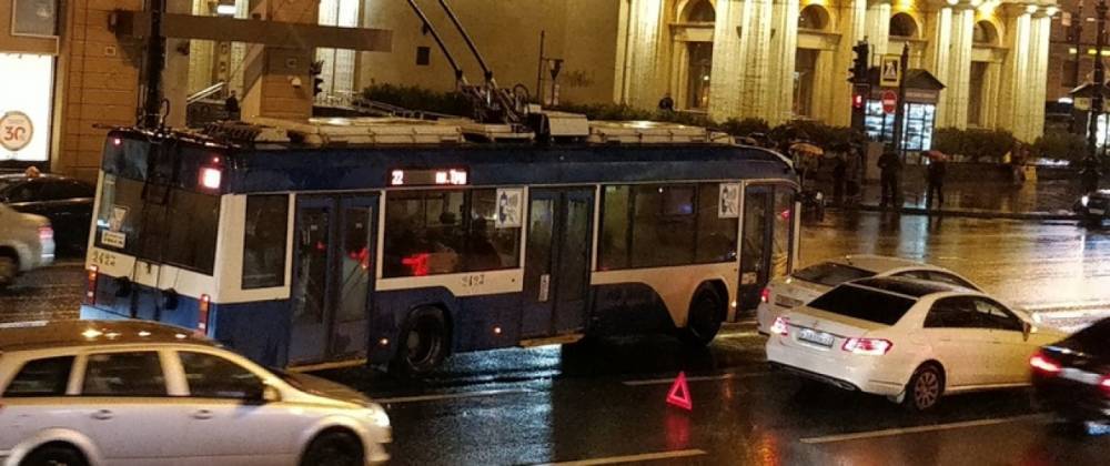 «Психованный» троллейбус помчал по встречке из-за преграждающего путь ДТП на Невском