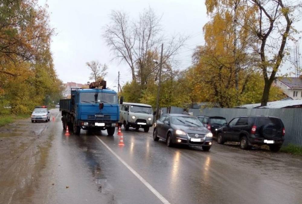Нарушительница попала под колеса грузовика в Вологде
