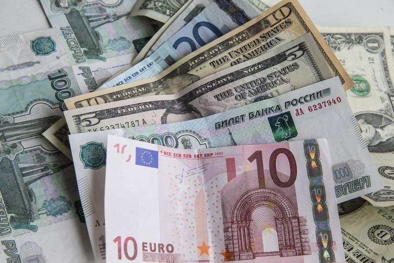 Курс валют сегодня: доллар и евро упали на торгах