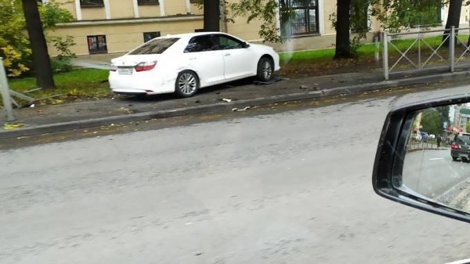 Toyota вылетела на тротуар и сбила 67-летнюю петербурженку