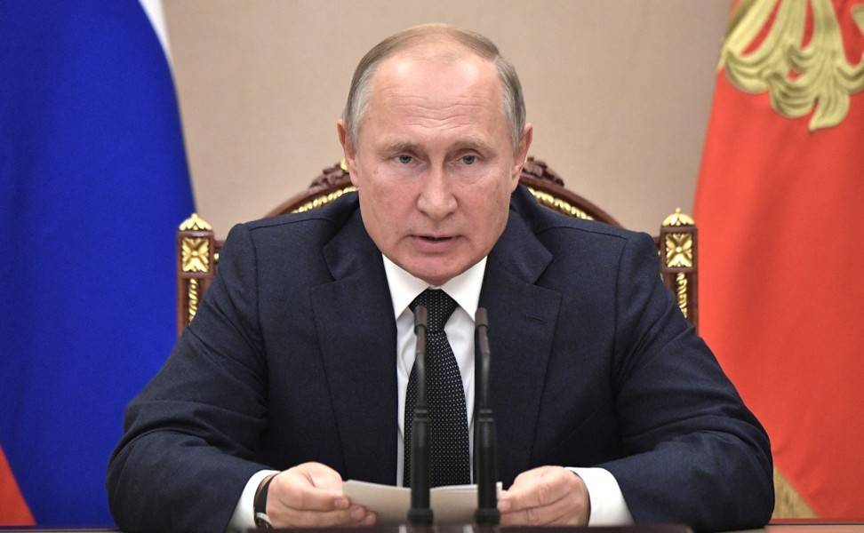 Путин призвал "не допускать фокусов" в доплатах медикам