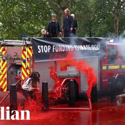 Здание министерства финансов в Лондоне облили краской, нарушители задержаны
