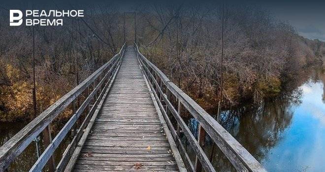 Минниханов поблагодарил пенсионера, который своими силами восстановил мост близ Крутушки