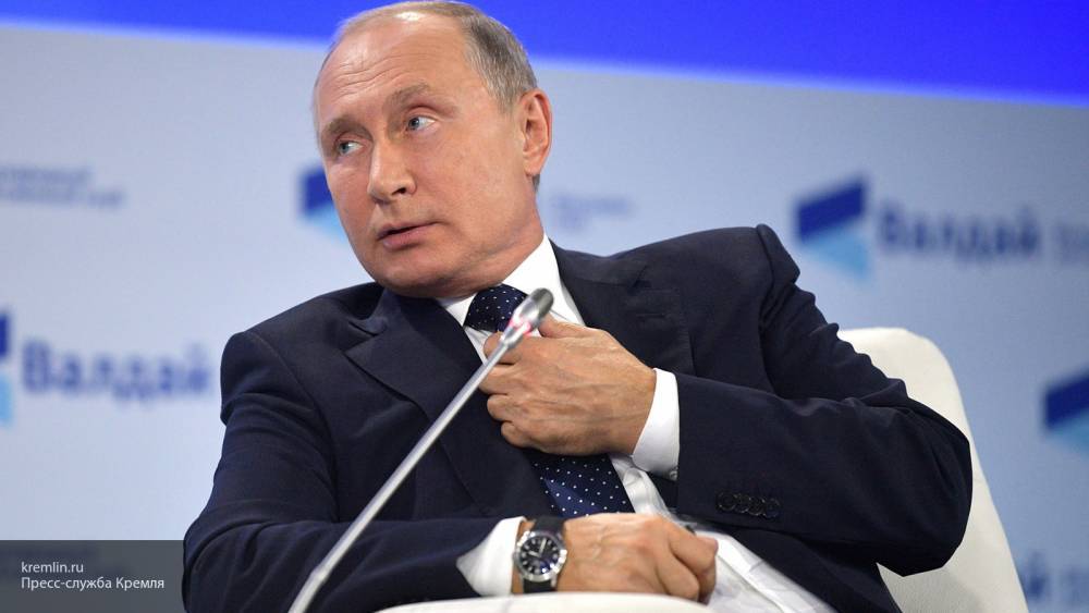 Трудолюбие и терпение россиян помогли РФ избежать гражданской войны в 90-е, заявил Путин