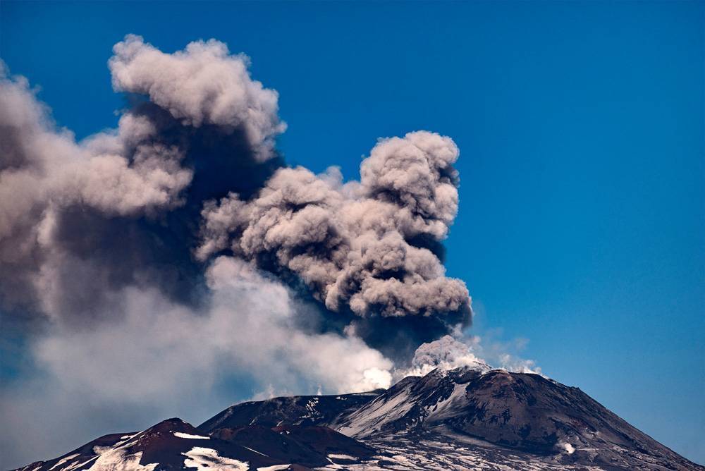 Ученые выяснили, что люди выбрасывают в атмосферу больше углекислого газа, чем вулканы