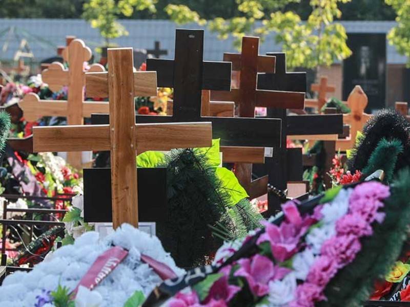 20 пьяных человек попытались прорваться на Хованское кладбище в Москве