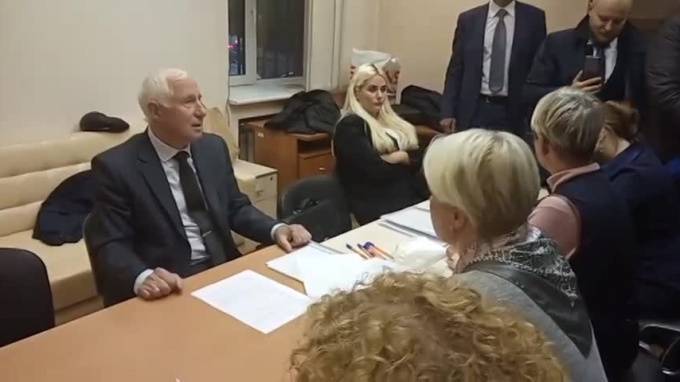 Видео: местных жителей попросили уйти с заседания совета МО "Остров Декабристов"