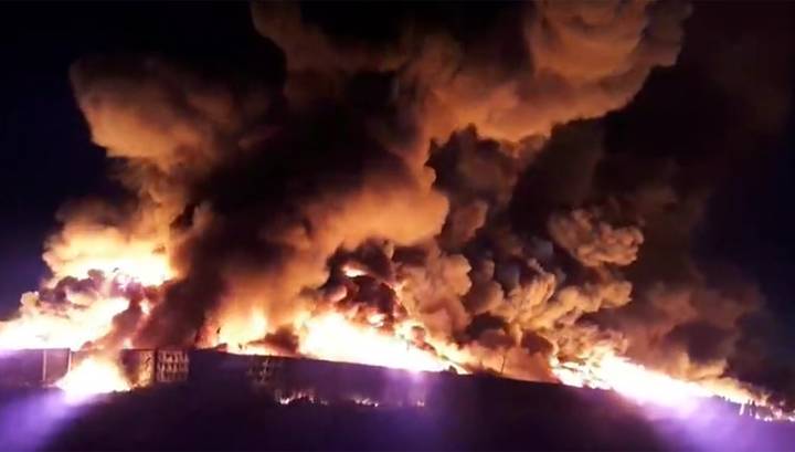 В Санкт-Петербурге вспыхнул крупный пожар на складе