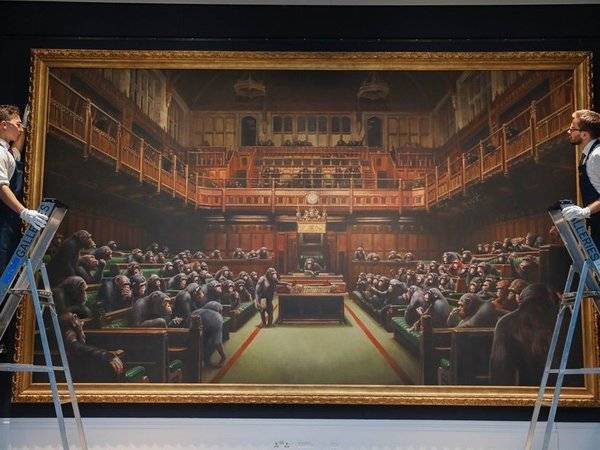 Картину Бэнкси о британском парламенте продали за $12 млн. На ней приматы заседали в Палате общин