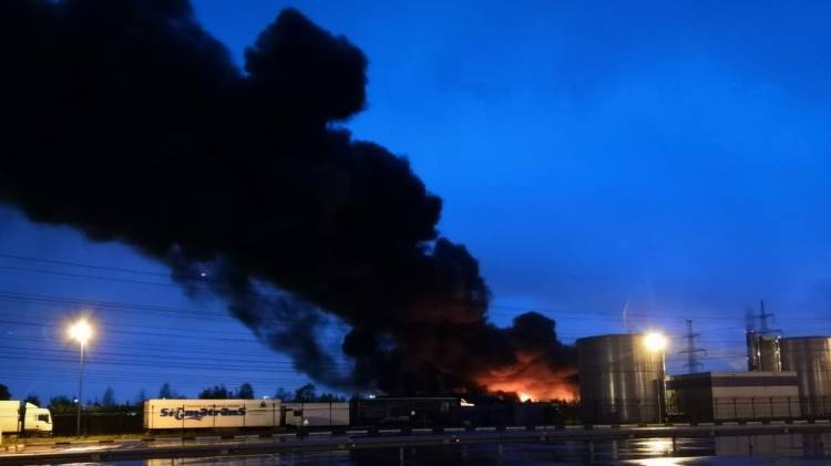 Крупный пожар произошел на складе в Петербурге