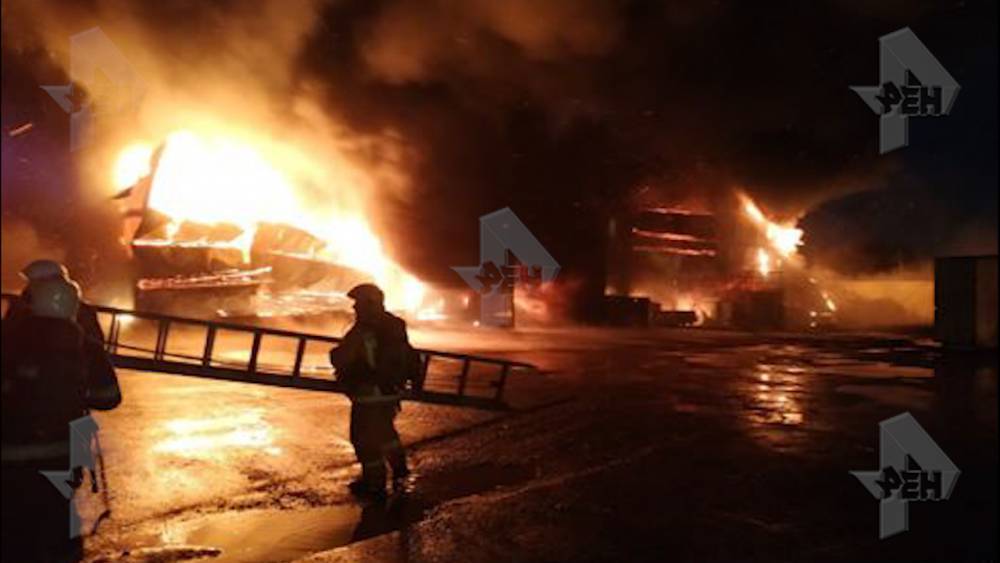 Фото крупного пожара на складском комплексе в Петербурге