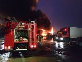 Вертолет Ка-32 привлекут к тушению пожара на складе в Петербурге