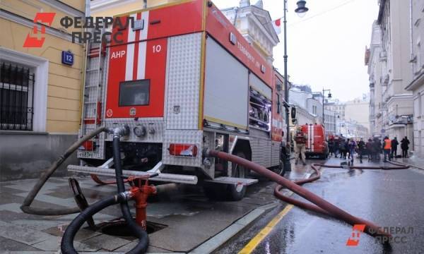 Петербургским спасателям удалось потушить крупный пожар в складском комплексе