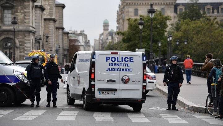 Напавшего на полицейских парижского чиновника застрелили на месте