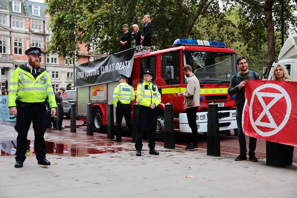 В Лондоне активисты в знак протеста против изменения климата облили красной краской здание Минфина