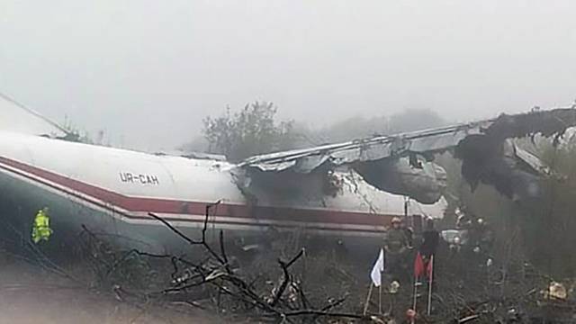 Четыре человека погибли при жесткой посадке Ан-12 на Украине