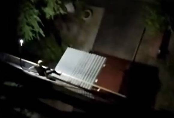 В Кургане засняли на видео неадекватного мужчину, лазившего по стенам как Человек-паук