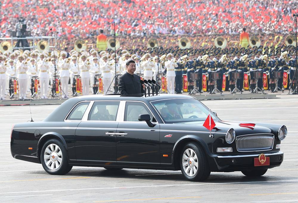 Председатель Китая принял юбилейный парад на 6,5-метровом лимузине
