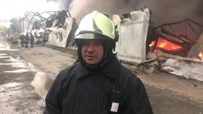Пожар на складе в Колпинском районе локализирован