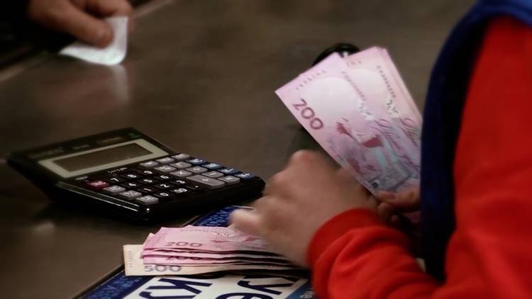 Нацбанк Украины распродает валюту, чтобы поддержать гривну