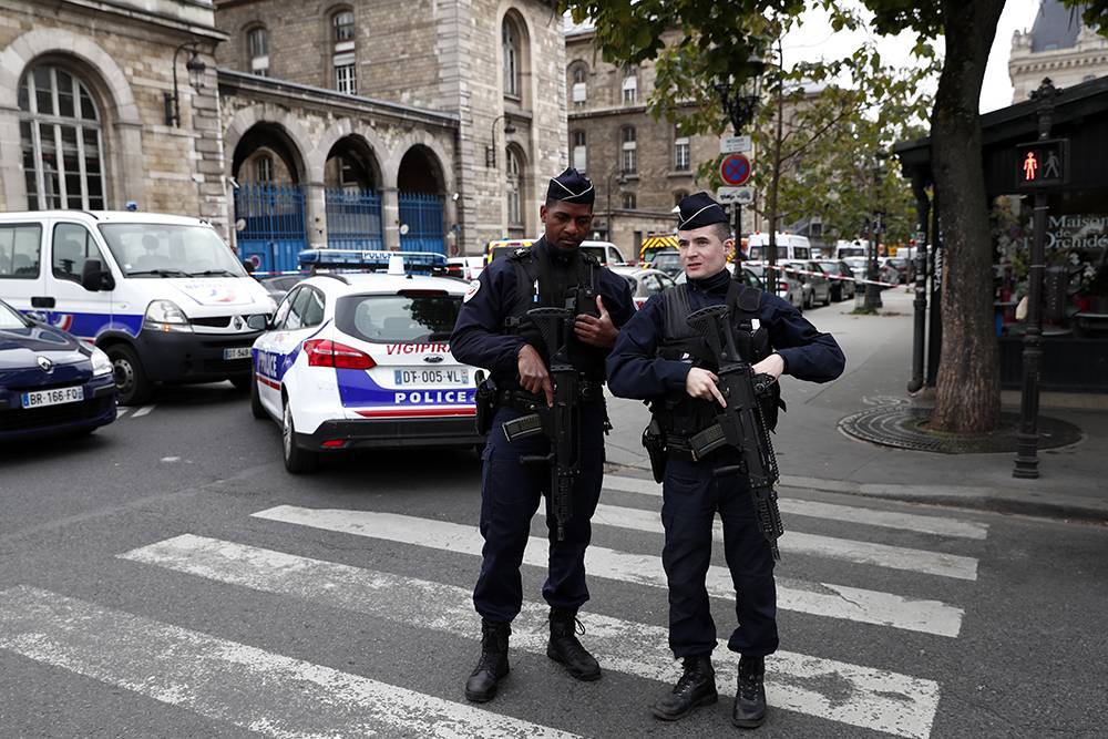 В Париже мужчина с ножом напал на полицейский участок, есть погибшие