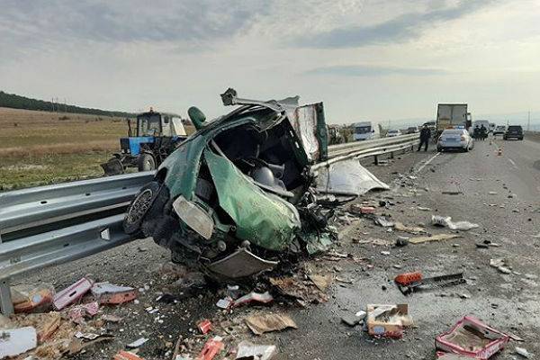 Два человека погибли в аварии трех машин на трасе «Таврида» в Крыму