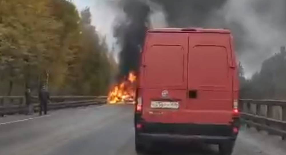 Видео: огонь уничтожил легковушку после ДТП с автобусом в Петербурге