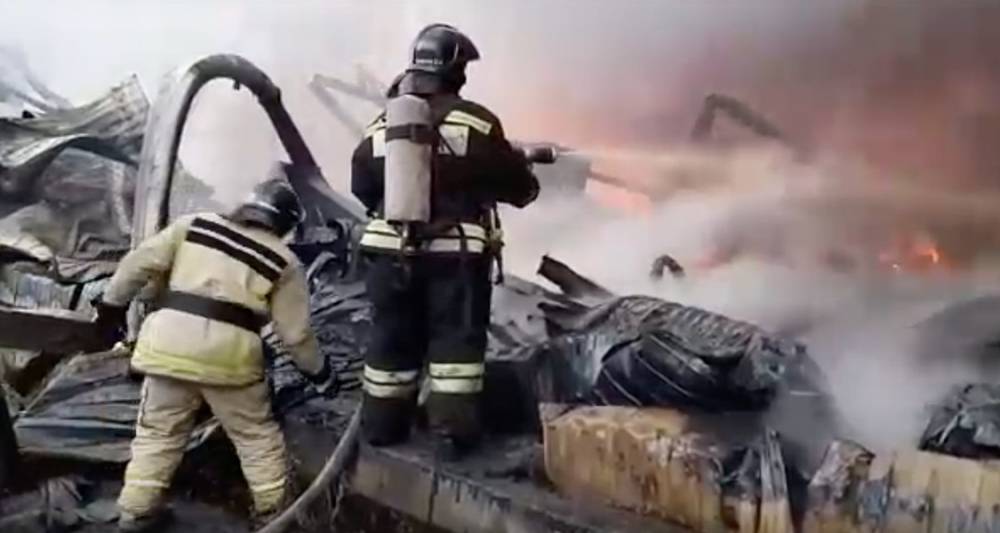 Пожар на складе в Петербурге локализовали