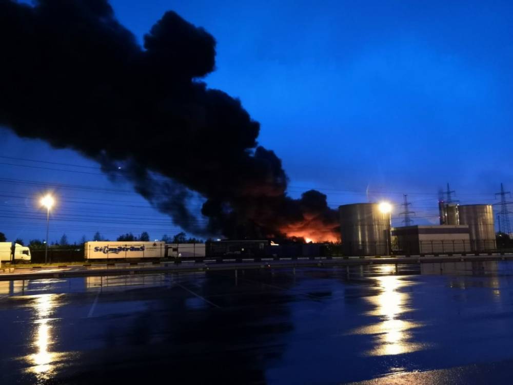В Сети очевидцы поделились кадрами горящего склада на Софийской улице