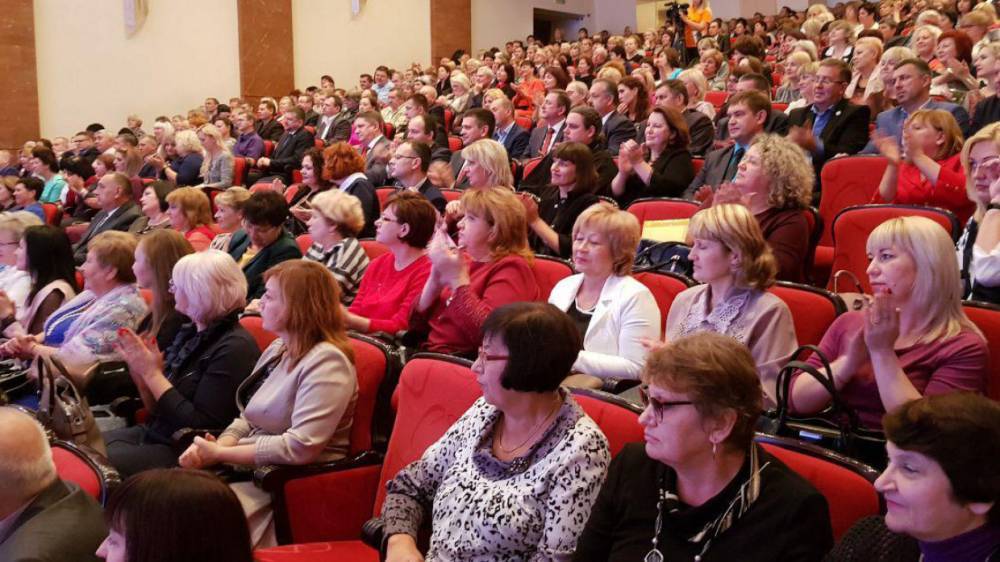 Беглов и Макаров поздравили петербургских педагогов с Днем учителя