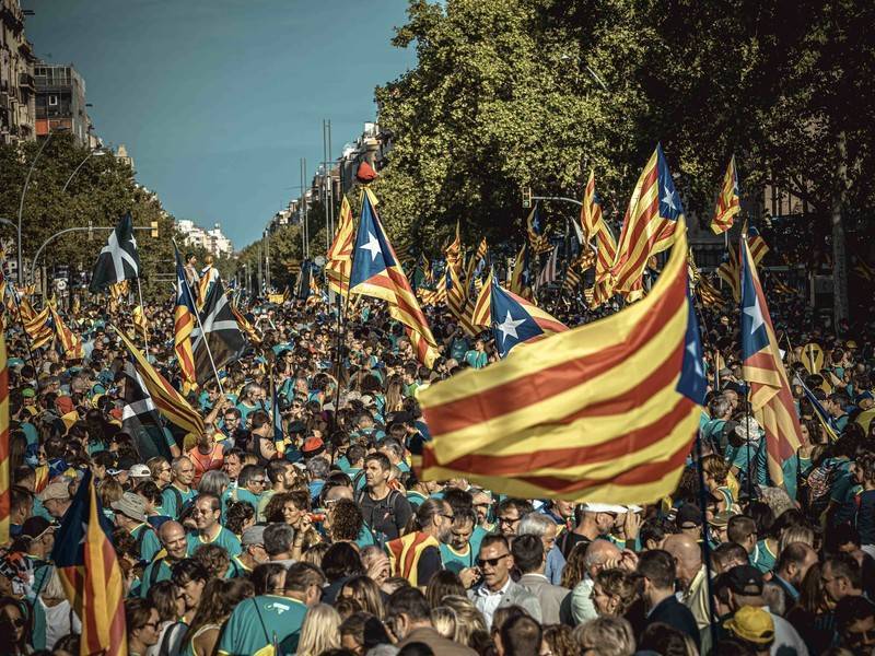 Митингующие каталонцы облили водой журналистку