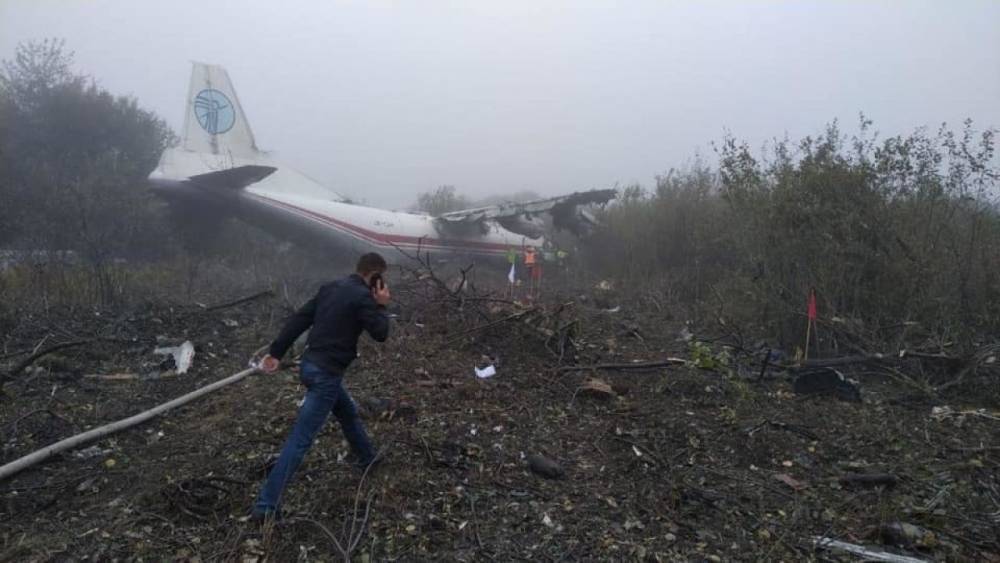 Ан-12 совершил аварийную посадку на Украине, есть жертвы