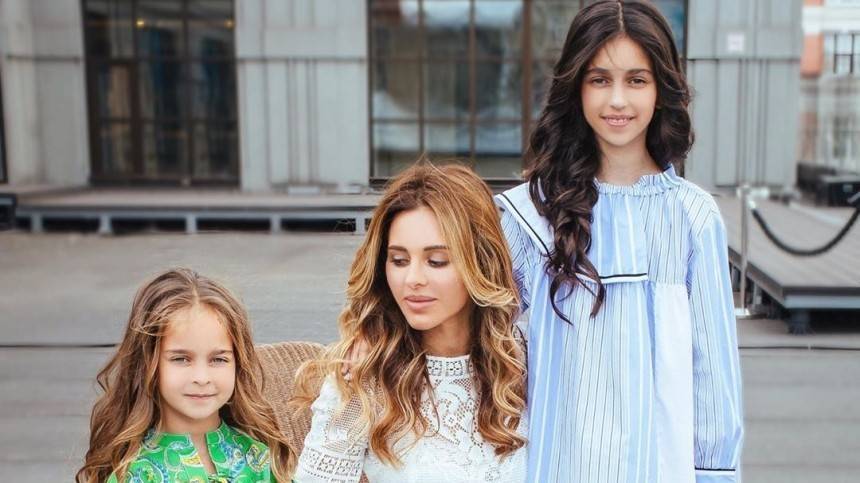 «Шикарнее Артура только его жена»: Анжелика Ревва выложила фото с дочерьми