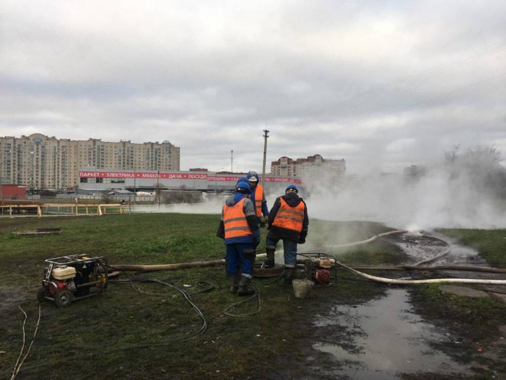 Трубопровод прорвало за зданием КДЦ на площади Победы в Калининграде
