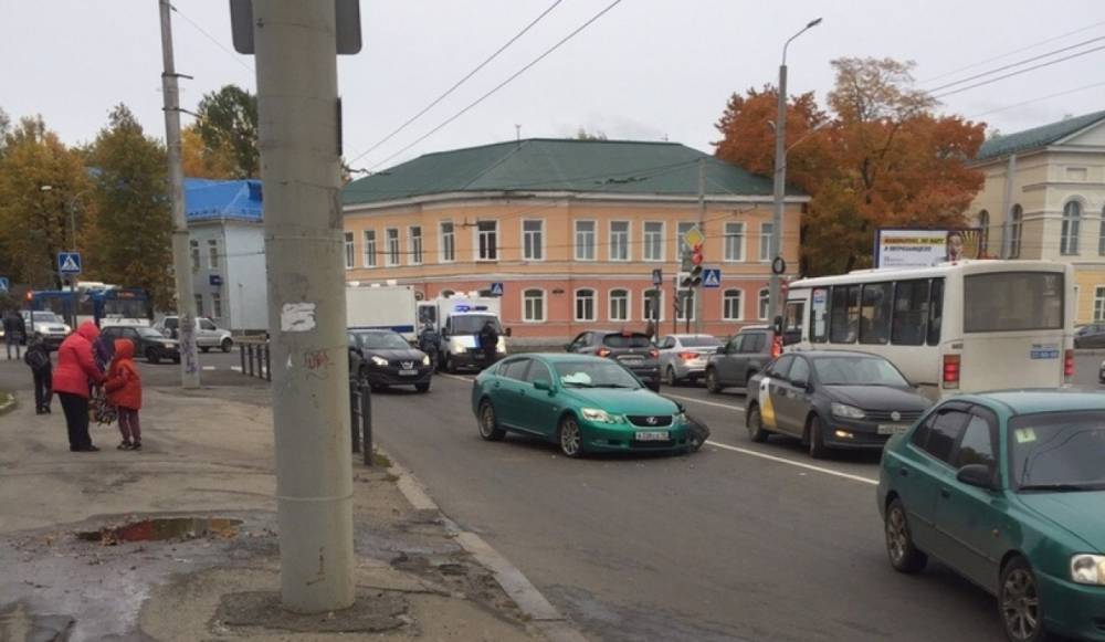 Автозак и Lexus столкнулись в лобовую в центре Петрозаводска