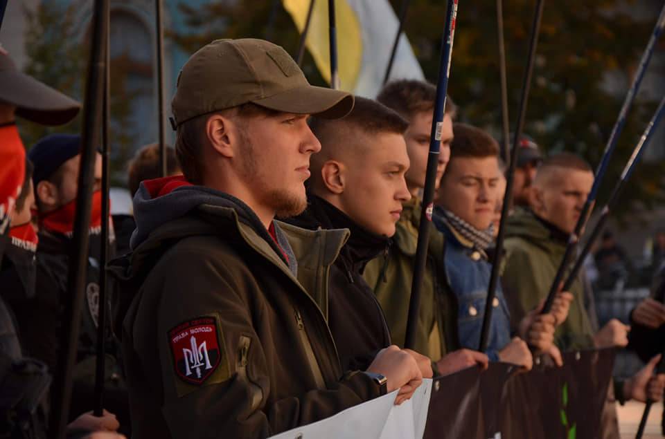 Правосеки протестовали возле Рады: не хотят, чтобы земля досталась русским