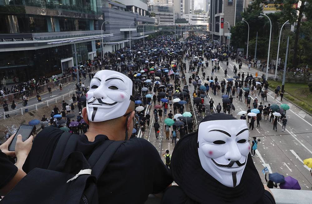Власти Гонконга запретили носить маски на акциях протеста