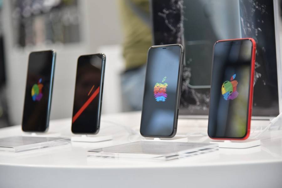 В Госдуме предложили запретить работодателям дарить сотрудникам iPhone