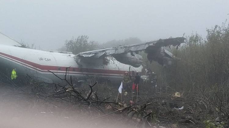 Пять человек погибли при посадке самолета Ан-12 на Украине