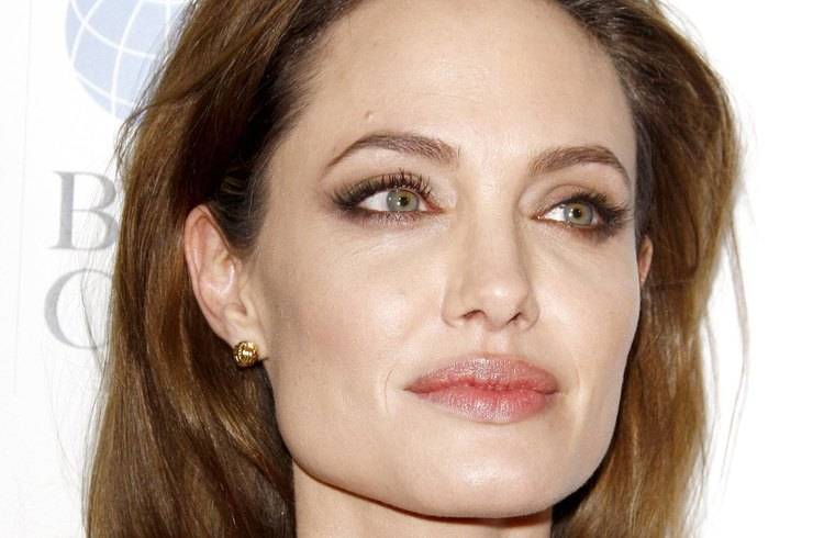 Обнаженная Анджелина Джоли появилась на обложке французского глянца