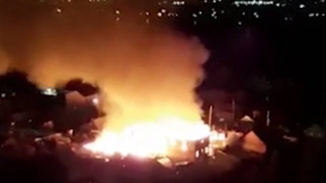 Видео: пожар уничтожил три частных дома в Новосибирске