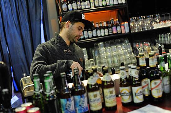 В Петербурге хотят ограничить время продажи алкоголя в кафе в жилых домах
