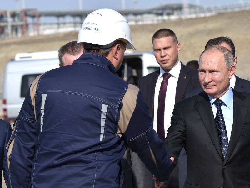 Путину показали работу уникального механизированного устройства в Тамани