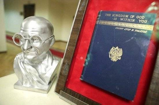 В Госдуме открыли выставку к 150-летию со дня рождения Махатмы Ганди