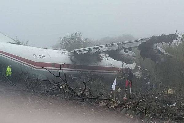 Пять человек погибли при аварийной посадке Ан-12 на Украине