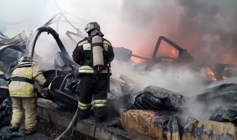 Пожар на Софийской улице локализован, здание склада сгорело дотла